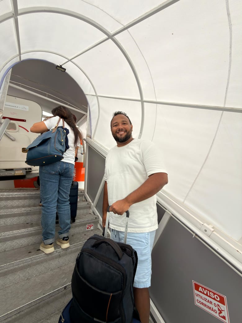Marcelo embarcando em um voo